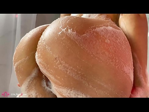 ❤️ Brunette dushda kuchli orgazm uchun vibrator bilan mushukni onanizm qiladi ❤️ seks da bizda ﹏